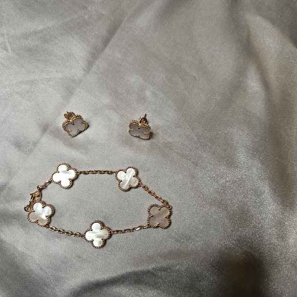 PNJ Women's 3-pc Pearl White Clover Set, Necklace, Bracelet, Post Earrings - Picture 2 of 7